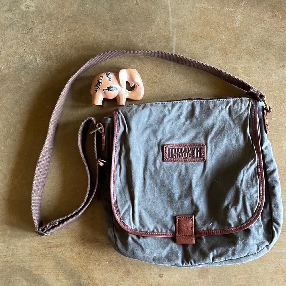 EUC Distressed Duluth Trading Company gray/brown messenger bag, so many pockets!